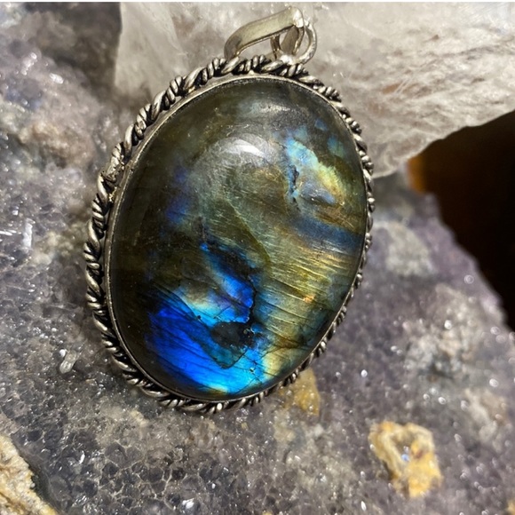 Labradorite Pendant - Picture 3 of 3